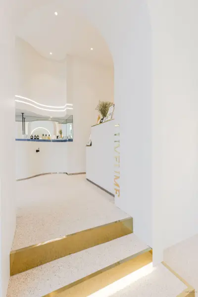 골드 포인트가 빛나는 미니멀 뷰티샵 LUVFUME